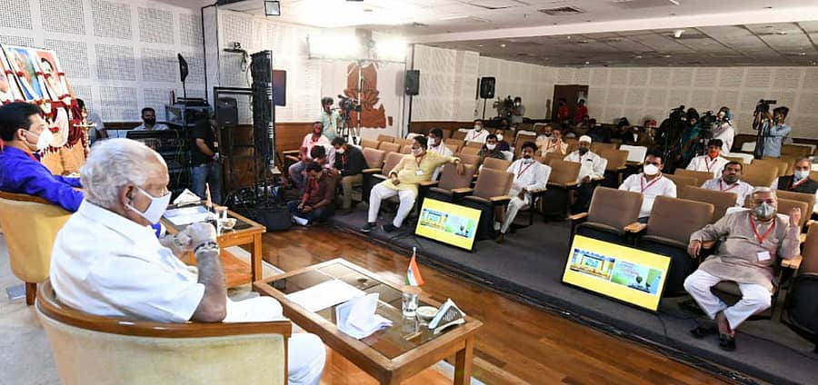 ಬಿಜೆಪಿ ರಾಷ್ಟ್ರೀಯ ಅಧ್ಯಕ್ಷ ಜೆ.ಪಿ. ನಡ್ಡಾ ಅವರು ಭಾನುವಾರ ನಡೆಸಿದ ‘ಕರ್ನಾಟಕ ಜನ ಸಂವಾದ (ವರ್ಚುವಲ್) ರ‍್ಯಾಲಿಯಲ್ಲಿ ಮುಖ್ಯಮಂತ್ರಿ ಬಿ.ಎಸ್. ಯಡಿಯೂರಪ್ಪ ಮತ್ತು ಬಿಜೆಪಿ ರಾಜ್ಯ ಘಟಕದ ಅಧ್ಯಕ್ಷ ನಳಿನ್‌ಕುಮಾರ್ ಕಟೀಲ್ ಪಾಲ್ಗೊಂಡಿದ್ದರು