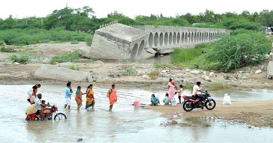 ಮಾನ್ವಿ ತಾಲ್ಲೂಕಿನ ಮುಷ್ಟೂರು ಗ್ರಾಮದ ಹಳ್ಳ ದಾಟಲು ಪರದಾಡುತ್ತಿರುವ ಗ್ರಾಮಸ್ಥರು