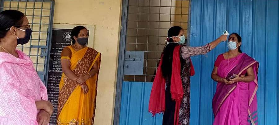 ವಿಜಯಪುರದ ಸರ್ಕಾರಿ ಪದವಿ ಪೂರ್ವ ಕಾಲೇಜಿಗೆ ಭೇಟಿ ನೀಡಿದ್ದ ಪದವಿ ಪೂರ್ವ ಶಿಕ್ಷಣ ಇಲಾಖೆಯ ಉಪನಿರ್ದೇಶಕಿ ಕಲಾವತಿ ಅವರನ್ನು ಥರ್ಮಲ್ ಸ್ಕ್ರೀನಿಂಗ್ ಯಂತ್ರದಿಂದ ಪರೀಕ್ಷೆ ಮಾಡಲಾಯಿತು