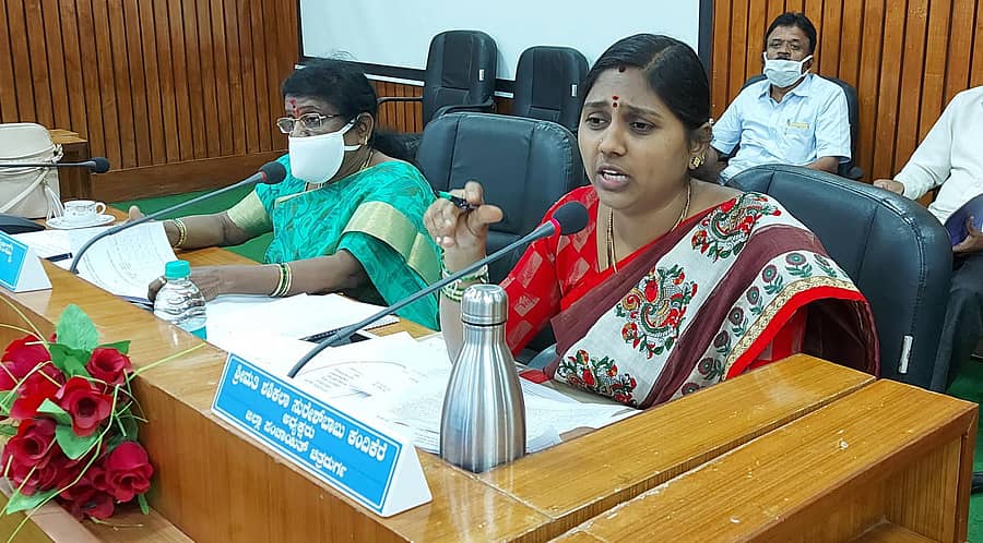 ಚಿತ್ರದುರ್ಗ ಜಿಲ್ಲಾ ಪಂಚಾಯಿತಿಯಲ್ಲಿ ಸೋಮವಾರ ನಡೆದ ಮಾಸಿಕ ಕೆಡಿಪಿ ಸಭೆಯಲ್ಲಿ ಅಧ್ಯಕ್ಷೆ ಶಶಿಕಲಾ ಮಾತನಾಡಿದರು. ಉಪಾಧ್ಯಕ್ಷೆ ಸುಶೀಲಮ್ಮ ಇದ್ದಾರೆ.