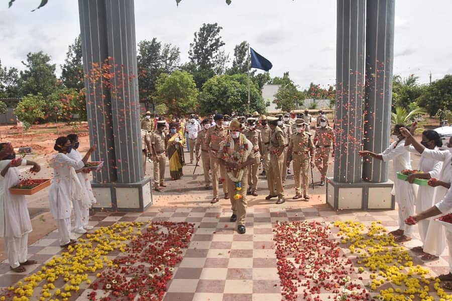 ಎಸ್ಪಿ ಕಚೇರಿ ಪ್ರವೇಶದ್ವಾರದಲ್ಲಿ ಚಂದ್ರಶೇಖರ್ ಅವರಿಗೆ ಮಹಿಳಾ ಸಿಬ್ಬಂದಿ ಹೂವುಗಳನ್ನು ಎರಚಿ ಸ್ವಾಗತಿಸಿದರು.
