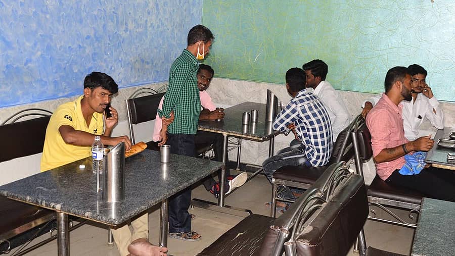 ಯಾದಗಿರಿಯ ಹೋಟೆಲ್‌ ಒಂದರಲ್ಲಿ ಬೆರಳೆಣಿಕೆಯ ಗ್ರಾಹಕರು ಇರುವುದು