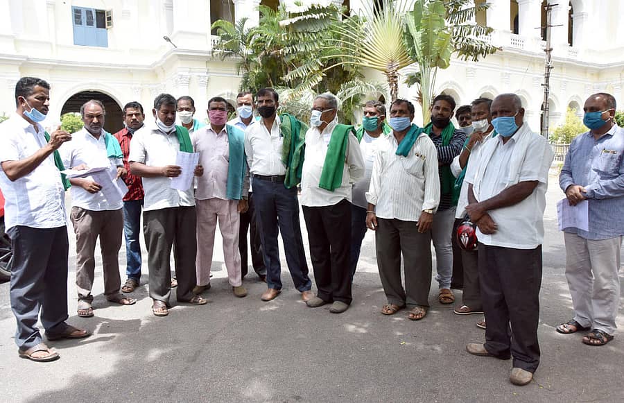 ವಿವಿಧ ಬೇಡಿಕೆಗಳ ಈಡೇರಿಕೆಗೆ ಒತ್ತಾಯಿಸಿ ಕರ್ನಾಟಕ ರಾಜ್ಯ ರೈತ ಸಂಘ ಹಾಗೂ ಹಸಿರುಸೇನೆ ನೇತೃತ್ವದಲ್ಲಿ ಮೈಸೂರಿನ ಜಿಲ್ಲಾಧಿಕಾರಿ ಕಚೇರಿ ಮುಂದೆ ಕಾರ್ಯಕರ್ತರು ಸೋಮವಾರ ಪ್ರತಿಭಟನೆ ನಡೆಸಿದರು