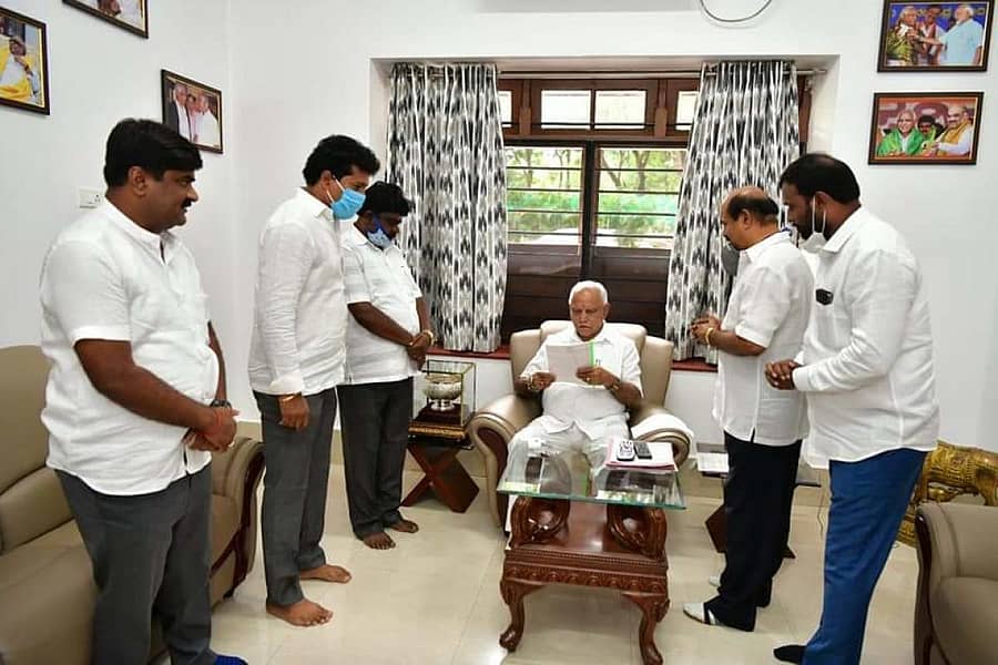 ತಿಗಳ ಜನಾಂಗಕ್ಕೆ ವಿಧಾನ ಪರಿಷತ್ ಸ್ಥಾನ ನೀಡುವಂತೆ ಮುಖ್ಯಮಂತ್ರಿ ಬಿ.ಎಸ್.ಯಡಿಯೂರಪ್ಪ ಅವರಿಗೆ ಬಿಜೆಪಿ ಮುಖಂಡ ಎ.ಎಚ್.ಬಸವರಾಜು ಮನವಿ ಸಲ್ಲಿಸಿದರು