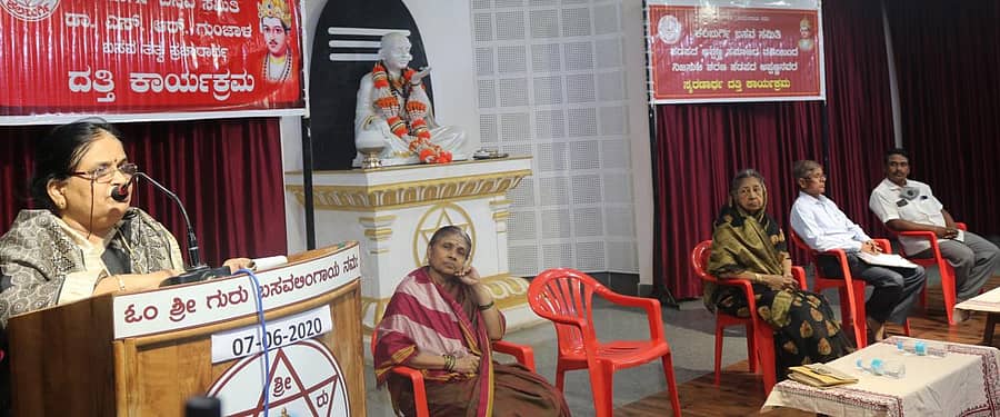 ಕಲಬುರ್ಗಿಯಲ್ಲಿ ಭಾನುವಾರ ನಡೆದ ಆನ್‌ಲೈನ್‌ ಅರಿವಿನ ಮನೆ ದತ್ತಿ ಕಾರ್ಯಕ್ರಮದಲ್ಲಿ ಡಾ.ನೀಲಾಂಬಿಕಾ ಪೊಲೀಸ್‌ ಪಾಟೀಲ ಮಾತನಾಡಿದರು