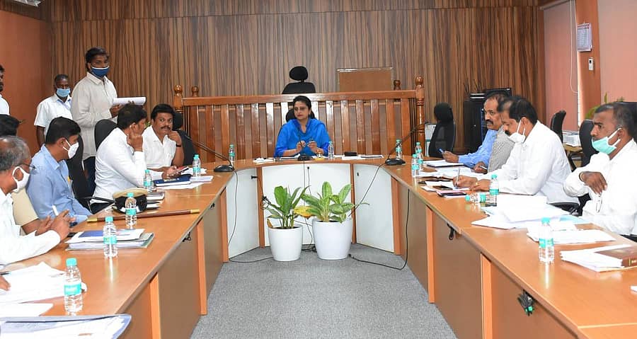 ಸಭೆಯಲ್ಲಿ ಜಿಲ್ಲಾಧಿಕಾರಿ ಆರ್.ಲತಾ ಮಾತನಾಡಿದರು.