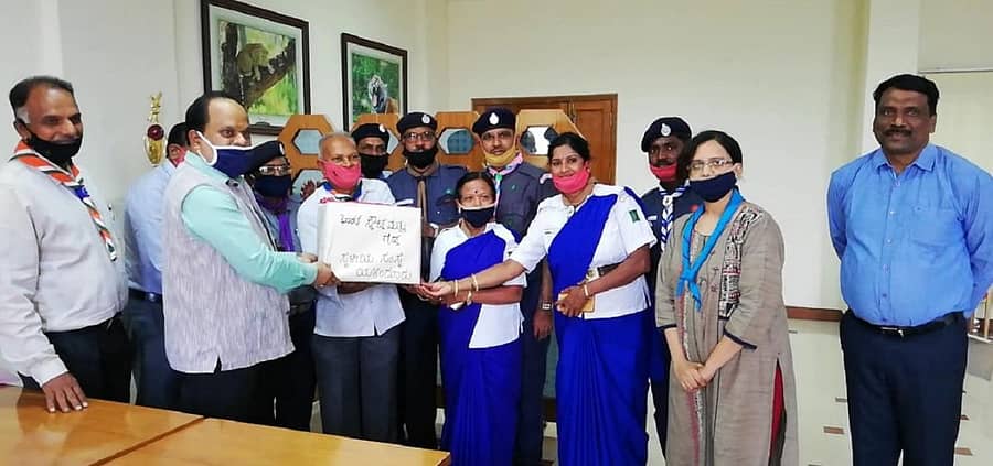 ಎಸ್ಸೆಸ್ಸೆಲ್ಸಿ ವಿದ್ಯಾರ್ಥಿಗಳಿಗಾಗಿ ಸಿದ್ಧಪಡಿಸಲಾದ ಮಾಸ್ಕ್‌ಗಳನ್ನು ಜಿಲ್ಲಾಧಿಕಾರಿ ಡಾ.ಎಂ.ಆರ್‌.ರವಿ ಅವರಿಗೆ ಹಸ್ತಾಂತರಿಸಲಾಯಿತು