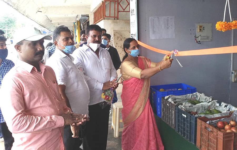 ನರಸಿಂಹರಾಜಪುರದಲ್ಲಿ ಸೋಮವಾರ ಹಾಪ್ಕಾಮ್ಸ್ ಮಳಿಗೆಯನ್ನು ತಾಲ್ಲೂಕು ಪಂಚಾಯಿತಿ ಉಪಾಧ್ಯಕ್ಷೆ ಈ.ಸಿ.ಜಯಶ್ರೀ ಮೋಹನ್ ಉದ್ಘಾಟಿಸಿದರು.