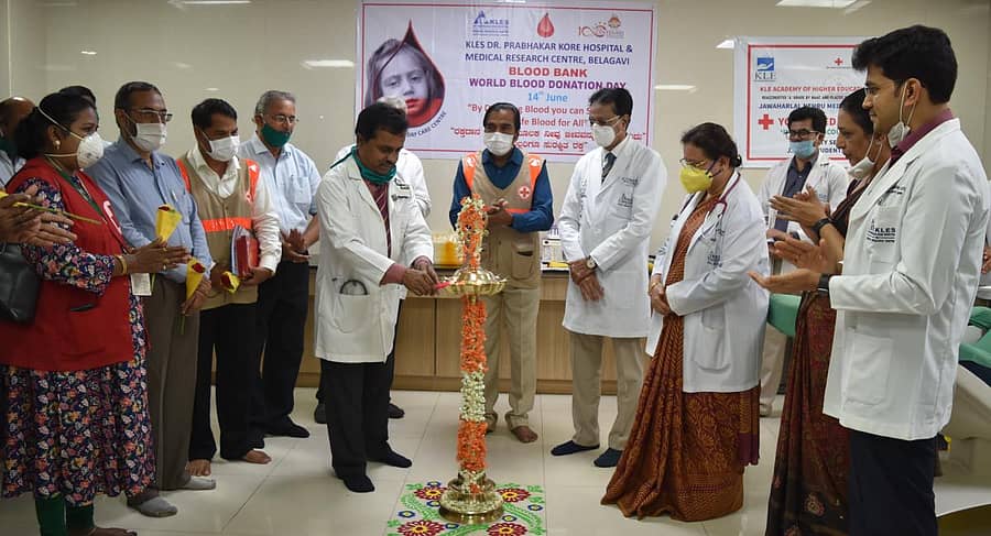 ಬೆಳಗಾವಿಯ ಕೆಎಲ್ಇ ಸಂಸ್ಥೆಯ ಪ್ರಭಾಕರ ಕೋರೆ ಆಸ್ಪತ್ರೆಯಲ್ಲಿ ಸೋಮವಾರ ನಡೆದ ವಿಶ್ವ ರಕ್ತದಾನಿಗಳ ದಿನಾಚರಣೆ ಕಾರ್ಯಕ್ರಮವನ್ನು ವೈದ್ಯಕೀಯ ನಿರ್ದೇಶಕ ಡಾ.ಎಂ.ವಿ. ಜಾಲಿ ಉದ್ಘಾಟಿಸಿದರು