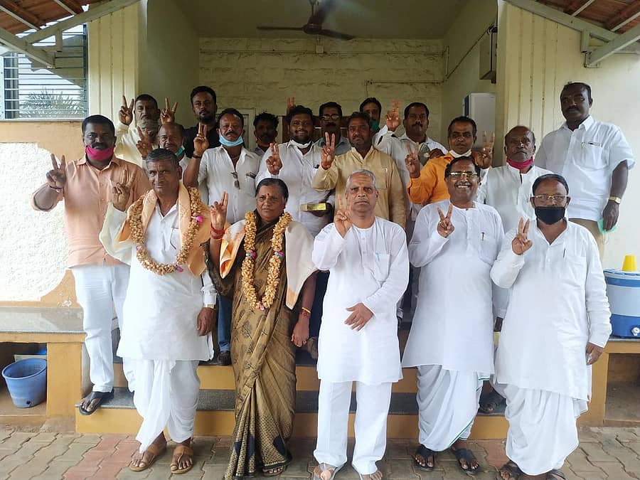 ಬಾಗಲಕೋಟೆ ಎಪಿಎಂಸಿಗೆ ಸೋಮವಾರ ಅಧ್ಯಕ್ಷ, ಉಪಾಧ್ಯಕ್ಷರಾಗಿ ಆಯ್ಕೆಯಾದ ಕೃಷ್ಣಪ್ಪ ಲಮಾಣಿ ಹಾಗೂ ಶಿವಮ್ಮ ಮೇಟಿ ಅವರೊಂದಿಗೆ ಶಾಸಕ ವೀರಣ್ಣ ಚರಂತಿಮಠ ವಿಜಯದ ಸಂಕೇತ ಪ್ರದರ್ಶಿಸಿದರು