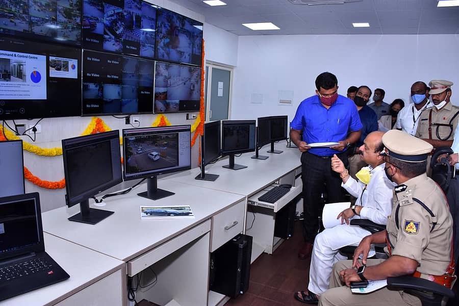 ದಾವಣಗೆರೆ ಎಸ್‌ಪಿ ಕಚೇರಿಯಲ್ಲಿ ಕಮಾಂಡೋ ಕಂಟ್ರೋಲ್ ರೂಂ ಉದ್ಘಾಟಿಸಿದ ಗೃಹಸಚಿವ ಬಸವರಾಜ ಬೊಮ್ಮಾಯಿ ಕಂಟ್ರೋಲ್‌ ರೂಂ ಮಾಹಿತಿ ಪಡೆದರು