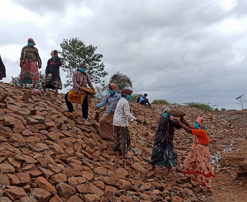 ವೇದಾವತಿ ನದಿಯವರೆಗೆ ನಡೆಯುತ್ತಿರುವ ಹಳ್ಳದ ಪುನಶ್ಚೇತನ ಕಾಮಗಾರಿ ಸ್ಥಳಕ್ಕೆ ಗ್ರಾಮೀಣಾಭಿವೃದ್ಧಿ ಮತ್ತು ಪಂಚಾಯತ್ರಾಜ್ ಸಚಿವ ಕೆ.ಎಸ್. ಈಶ್ವರಪ್ಪ ಭೇಟಿ ನೀಡಿದರು