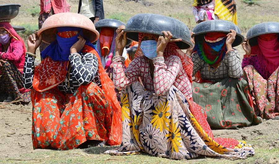 ರಾಜಸ್ಥಾನದ ಬೀವಾರ್ನಲ್ಲಿ ಬಿಸಿಗಾಳಿಯಿಂದ ರಕ್ಷಣೆ ಪಡೆಯುತ್ತಿರುವ ಕಾರ್ಮಿಕರು