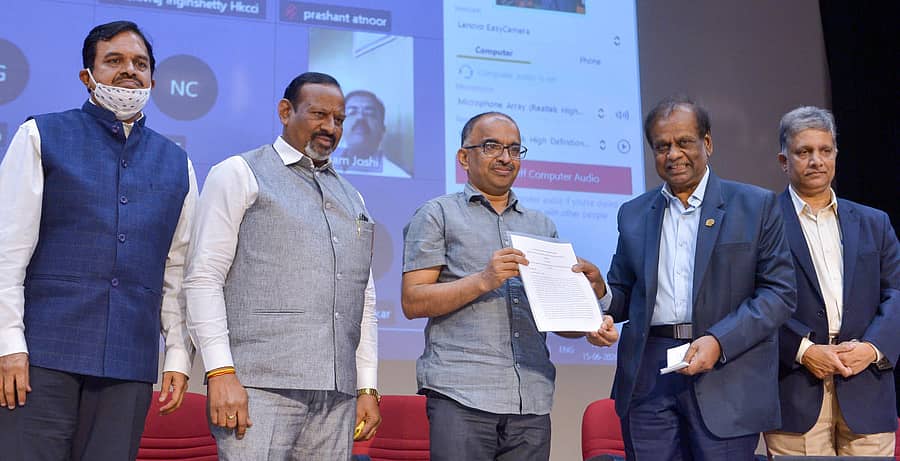 ಎಪಿಎಂಸಿ ವರ್ತಕರ ಪರವಾಗಿ ಮನವಿ ಪತ್ರವನ್ನು ಎಫ್ಕೆಸಿಸಿಐ ಅಧ್ಯಕ್ಷ ಸಿ.ಆರ್. ಜನಾರ್ಧನ ಅವರು ಕರಿಗೌಡ ಅವರಿಗೆ ನೀಡಿದರು. ಯಶವಂತಪುರ ಎಪಿಎಂಸಿ ಮಾರಕಟ್ಟೆ ವರ್ತಕರ ಸಂಘದ ಅಧ್ಯಕ್ಷ ರಮೇಶ್ಚಂದ್ರ ಲಹೋಟಿ, ಎಫ್ಕೆಸಿಸಿಐ ಹಿರಿಯ ಉಪಾಧ್ಯಕ್ಷರಾದ ಪೆರಿಕಲ್ ಎಂ. ಸುಂದರ್ ಮತ್ತು ಐ.ಎಸ್. ಪ್ರಸಾದ್ ಇದ್ದರು –ಪ್ರಜಾವಾಣಿ ಚಿತ್ರ