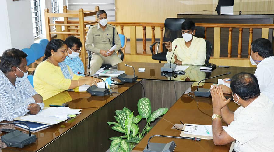 ಶಿವಮೊಗ್ಗ ಜಿಲ್ಲಾಧಿಕಾರಿ ಕಚೇರಿ ಸಭಾಂಗಣದಲ್ಲಿ ಮಂಗಳವಾರ ನಡೆದ ಜಿಲ್ಲಾ ಮರಳು ಸಮಿತಿ ಸಭೆಯಲ್ಲಿ ಜಿಲ್ಲಾಧಿಕಾರಿ ಕೆ.ಬಿ.ಶಿವಕುಮಾರ್ ಮಾತನಾಡಿದರು.