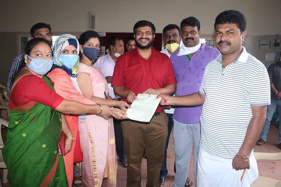 ಶಿವಮೊಗ್ಗ ಸ್ಮಾರ್ಟ್‌ಸಿಟಿ ಕಾಮಗಾರಿ ನಡೆಯುತ್ತಿರುವ ಸ್ಥಳಗಳಲ್ಲಿ ವಾರ್ಡ್‌ ಸದಸ್ಯರನ್ನೇ ಅನುಷ್ಠಾನ ಸಮಿತಿ ಸದಸ್ಯರನ್ನಾಗಿ ಆಯ್ಕೆ ಮಾಡಬೇಕು ಎಂದು ಒತ್ತಾಯಿಸಿ ಮಂಗಳವಾರ ನಗರಪಾಲಿಕೆ ವಿರೋಧ ಪಕ್ಷದ ಸದಸ್ಯರು ಸಂಸದ ಬಿ.ವೈ.ರಾಘವೇಂದ್ರ ಅವರಿಗೆ ಮನವಿ ಸಲ್ಲಿಸಿದರು.