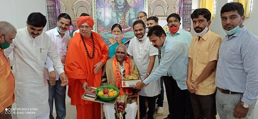 ಬೆಳಗಾವಿಯ ಹುಕ್ಕೇರಿ ಹಿರೇಮಠದಲ್ಲಿ ಮಂಗಳವಾರ ರಾಜ್ಯಸಭಾ ಸದಸ್ಯ ಈರಣ್ಣ ಕಡಾಡಿ ಅವರನ್ನು ಚಂದ್ರಶೇಖರ ಶಿವಾಚಾರ್ಯ ಸ್ವಾಮೀಜಿ ಸತ್ಕರಿಸಿದರು
