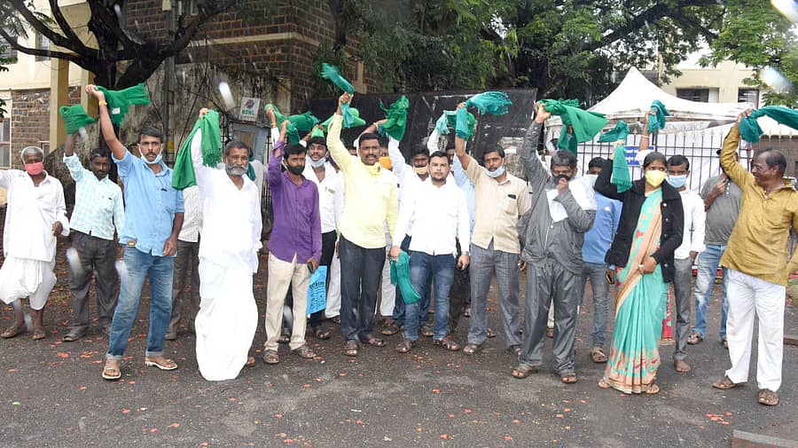 ಬೆಳಗಾವಿಯ ಜಿಲ್ಲಾಧಿಕಾರಿ ಕಚೇರಿ ಆವರಣದಲ್ಲಿ ವಿವಿಧ ಬೇಡಿಕೆ ಈಡೇರಿಕೆಗೆ ಆಗ್ರಹಿಸಿ ರೈತ ಸಂಘ ಹಾಗೂ ಹಸಿರುಸೇನೆ ಕಾರ್ಯಕರ್ತರು ಮಂಗಳವಾರ ಪ್ರತಿಭಟನೆ ನಡೆಸಿದರು