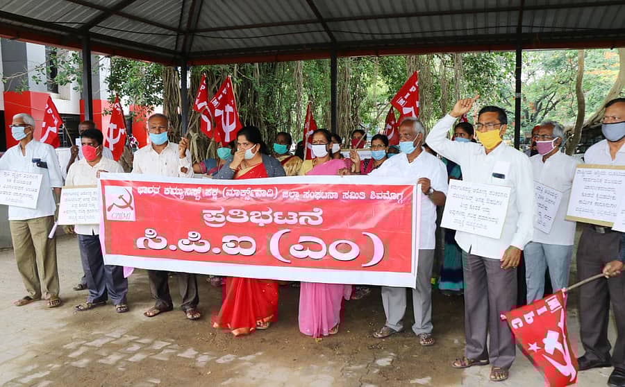 ಶಿವಮೊಗ್ಗದಲ್ಲಿ ಮಂಗಳವಾರ ಸಿಪಿಐ(ಎಂ) ಕಾರ್ಯಕರ್ತರು ಕೇಂದ್ರ ಸರ್ಕಾರದ ಕಾರ್ಮಿಕ ವಿರೋಧಿ ನೀತಿ ಖಂಡಿಸಿ ಪ್ರತಿಭಟನೆ ನಡೆಸಿದರು.