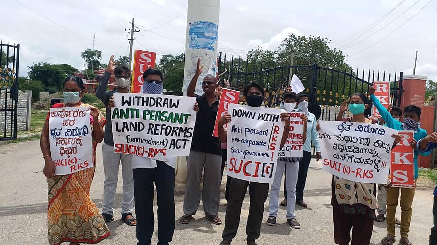ರಾಯಚೂರಿನಲ್ಲಿ ಭೂ ಸುಧಾರಣಾ ಕಾಯ್ದೆ ತಿದ್ದುಪಡಿ ವಿರೋಧಿಸಿ ಎಸ್ಯುಸಿಐ ಹಾಗೂ ಕೆಆರ್ಎಸ್ ಸಂಘಟನೆಯ ಪದಾಧಿಕಾರಿಗಳು ಜಿಲ್ಲಾಧಿಕಾರಿ ಕಚೇರಿ ಎದುರು ಮಂಗಳವಾರ ಪ್ರತಿಭಟನೆ ನಡೆಸಿದರು