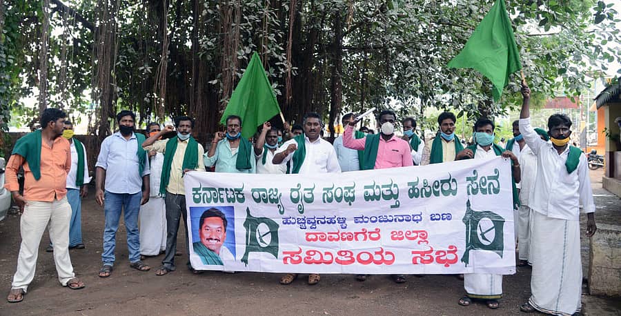 ನೂತನ ಭೂಸುಧಾರಣಾ ಕಾಯ್ದೆ ವಿರೋಧಿಸಿ ರಾಜ್ಯ ರೈತ ಸಂಘ ಹಾಗೂ ಹಸಿರು ಸೇನೆಯ (ಹುಚ್ಚವ್ವನಹಳ್ಳಿ ಮಂಜುನಾಥ) ಕಾರ್ಯಕರ್ತರು ದಾವಣಗೆರೆಯಲ್ಲಿ ಪತ್ರಿಭಟಿಸಿದರು.