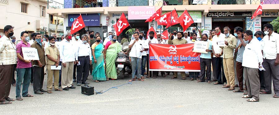 ಸಿಪಿಐಎಂ ವತಿಯಿಂದ ತಾಲ್ಲೂಕು ಕಚೇರಿ ವೃತ್ತದಲ್ಲಿ ಪ್ರತಿಭಟನೆ ನಡೆಸಲಾಯಿತು