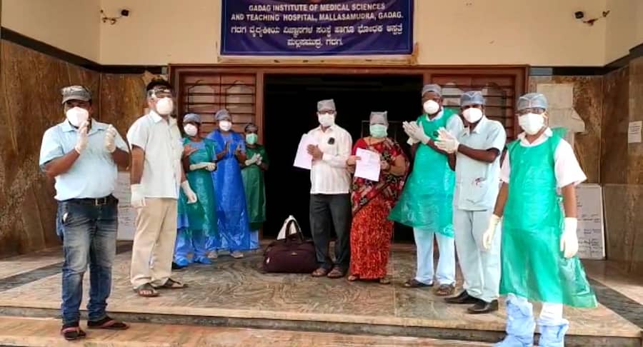 ಕೊರೊನಾ ಸೋಂಕಿನಿಂದ ಸಂಪೂರ್ಣ ಗುಣಮುಖರಾಗಿ ಮನೆಗೆ ಮರಳಿದ ಇಬ್ಬರನ್ನು ಬುಧವಾರ ಗದುಗಿನ ಕೋವಿಡ್ ಆಸ್ಪತ್ರೆಯ ಸಿಬ್ಬಂದಿ ಚಪ್ಪಾಳೆ ತಟ್ಟಿ ಬೀಳ್ಕೊಟ್ಟರು
