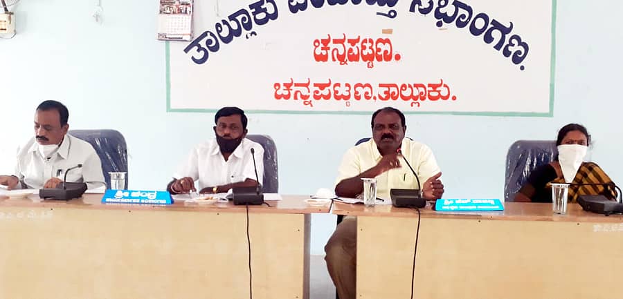 ಚನ್ನಪಟ್ಟಣದ ತಾ.ಪಂ. ಸಭಾಂಗಣದಲ್ಲಿ ನಡೆದ ಸಾಮಾನ್ಯ ಸಭೆಯಲ್ಲಿ ಅಧ್ಯಕ್ಷ ರಾಜಣ್ಣ ಮಾತನಾಡಿದರು