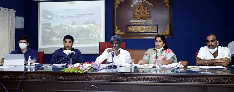 ಮೀನುಗಾರರಿಗೆ ಮತ್ತು ಮೀನುಗಾರ ಮಹಿಳೆಯರಿಗೆ ಬ್ಯಾಂಕ್ಗಳಿಂದ ನೀಡುವ ಸಾಲ ಸೌಲಭ್ಯದ ಕುರಿತು ಕಾರವಾರದಲ್ಲಿ ಮಂಗಳವಾರ ನಡೆದ ಸಭೆಯಲ್ಲಿ ಸಚಿವ ಕೋಟ ಶ್ರೀನಿವಾಸ ಪೂಜಾರಿ ಮಾತನಾಡಿದರು. ಶಾಸಕಿ ರೂಪಾಲಿ ನಾಯ್ಕ ಚಿತ್ರದಲ್ಲಿದ್ದಾರೆ.