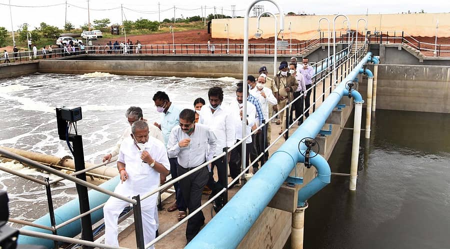 ಬೀದರ್‌ನ ಗೋರನಳ್ಳಿ ಸಮೀಪದ ಕೊಳಚೆ ನೀರು ಶುದ್ಧೀಕರಣ ಘಟಕವನ್ನು ನಗರಾಭಿವೃದ್ಧಿ ಸಚಿವ ಬಿ.ಎ.ಬಸವರಾಜ ಅವರು ಮಂಗಳವಾರ ವೀಕ್ಷಿಸಿದರು