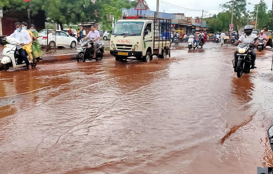 ಬೀದರ್ನ ಹಾರೂರಗೇರಿ ಕಮಾನ್ ಬಳಿ ರಸ್ತೆ ಮೇಲೆ ಹರಿದ ಮಳೆ ನೀರು