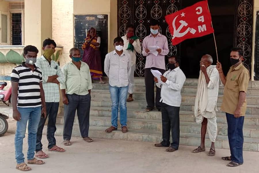 ಕೊಪ್ಪಳದ ತಹಶೀಲ್ದಾರ್ ಕಚೇರಿ ಆವರಣದಲ್ಲಿ ಮಂಗಳವಾರ ಸಿಪಿಐ (ಎಂ) ಜಿಲ್ಲಾ ಸಮಿತಿಯಿಂದ ಕೇಂದ್ರ ಸರ್ಕಾರದ ವಿರುದ್ಧ ಪ್ರತಿಭಟನೆ ನಡೆಸಲಾಯಿತು