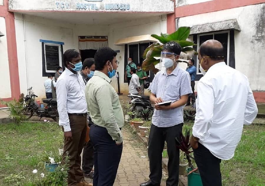 ಮುಂಡಗೋಡ ತಹಶೀಲ್ದಾರ್ ಶ್ರೀಧರ ಮುಂದಲಮನಿ ಅವರು ಡೊಗುಲಿಂಗ್ ಸೆಟ್ಲಮೆಂಟ್ ಕಚೇರಿಯ ಚೇರಮನ್ ಲಾಖ್ಪಾ ಸಿರಿಂಗ್ ಅವರೊಂದಿಗೆ ಚರ್ಚಿಸಿದರು. ಡಾ.ಎಚ್.ಎಫ್.ಇಂಗಳೆ ಹಾಜರಿದ್ದರು.