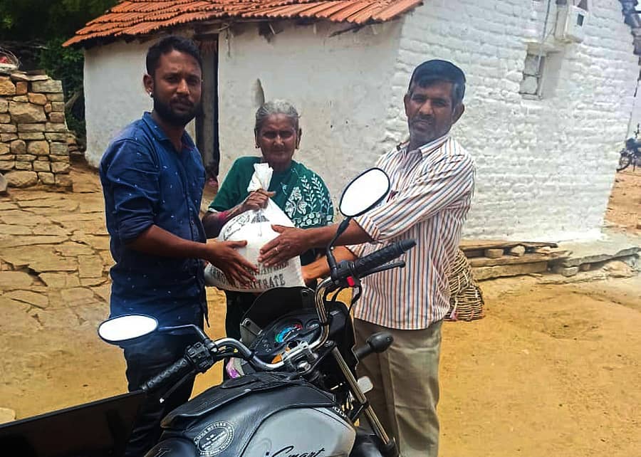 ಅಡವಿಕೊತ್ತೂರಿಗೆ ಭೇಟಿ ನೀಡಿ ಹುಸೇನ್ ಬೀ ಅವರಿಗೆ ಅಕ್ಕಿ ತಲುಪಿಸಿದ ಅಧಿಕಾರಿಗಳು