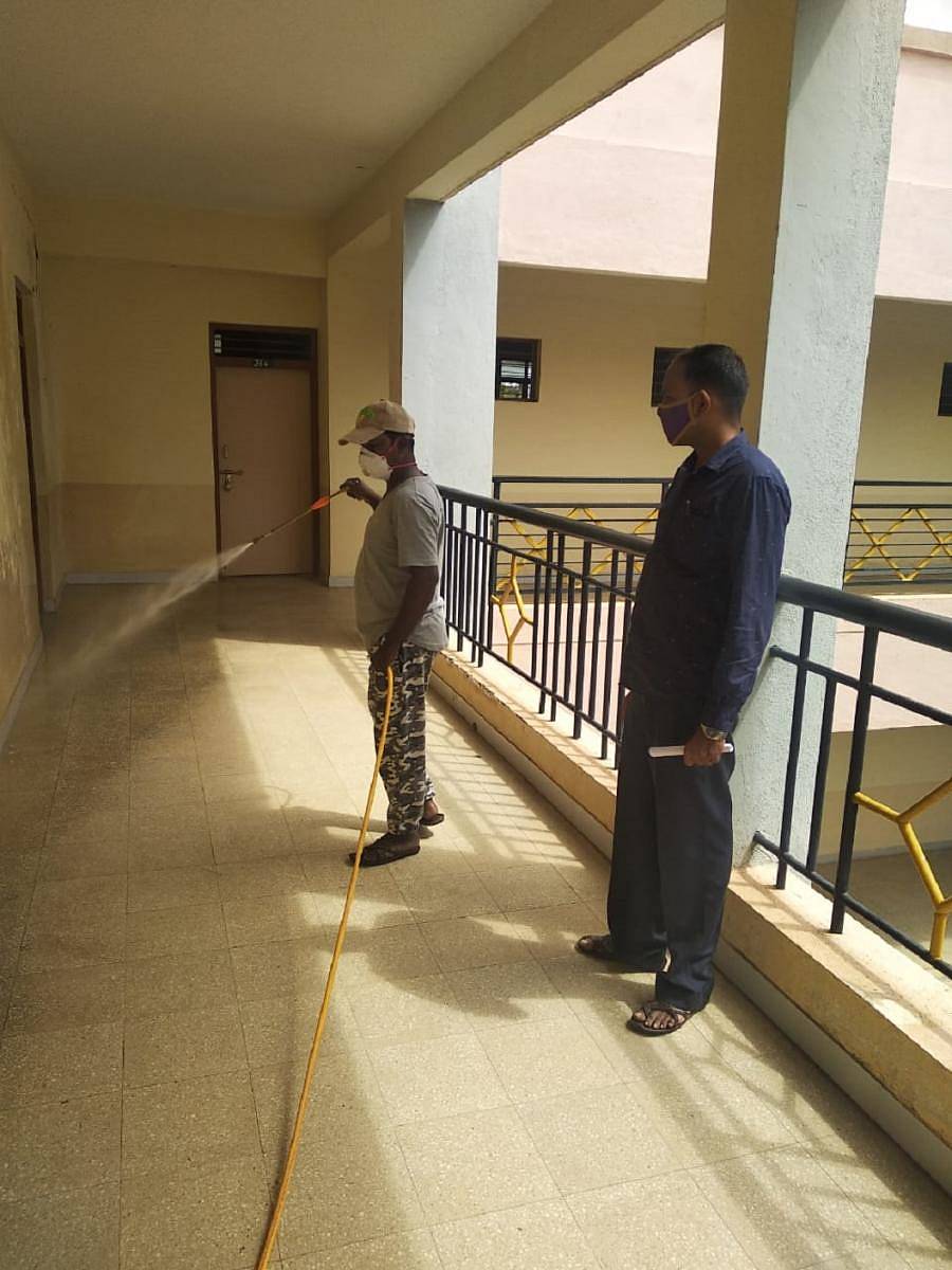 ಚಾಮರಾಜನಗರದ ಜೆಎಸ್ಎಸ್ ಪದವಿಪೂರ್ವ ಕಾಲೇಜಿನಲ್ಲಿ ಸ್ಥಾಪಿಸಲಾಗಿರುವ ಪರೀಕ್ಷಾ ಕೇಂದ್ರದ ಕೊಠಡಿಗಳು ಹಾಗೂ ಕಾರಿಡಾರ್ಗೆ ಸೋಂಕು ನಿವಾರಕ ಸಿಂಪಡಿಸಲಾಯಿತು