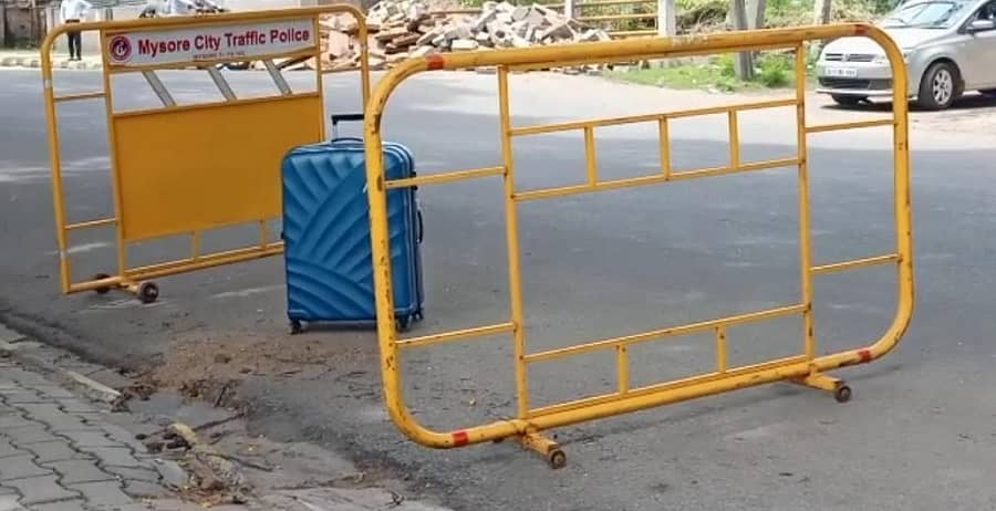 ರಸ್ತೆಯಲ್ಲಿ ಸೂಟ್ಕೇಸ್