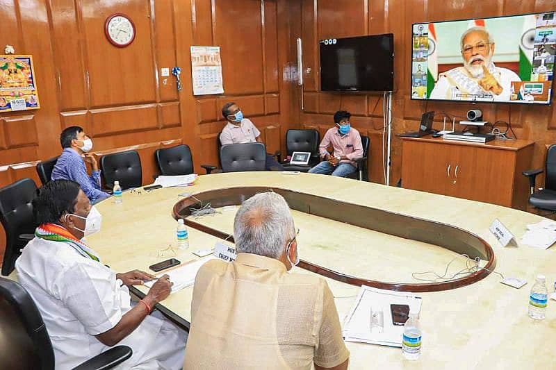 ಪುದುಚೇರಿ ಮುಖ್ಯಮಂತ್ರಿ ವಿ.ನಾರಾಯಣಸ್ವಾಮಿ ಪ್ರಧಾನಿ ಮೋದಿ ಅವರ ವಿಡಿಯೊ ಕಾನ್ಫರೆನ್ಸ್ ಸಭೆಯಲ್ಲಿ ಭಾಗವಹಿಸಿದರು –ಪಿಟಿಐ ಚಿತ್ರ