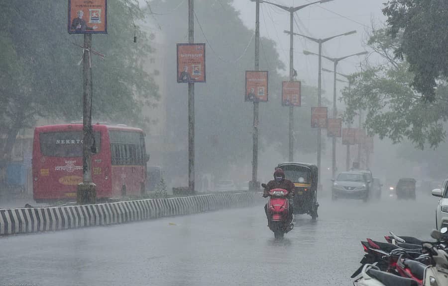 ಕಲಬುರ್ಗಿಯಲ್ಲಿ ಮಂಗಳವಾರ ಬಿರುಸಿನ ಮಳೆ ಸುರಿಯಿತು. ಮಳೆಯಲ್ಲಿಯೇ ದ್ವಿಚಕ್ರ ವಾಹನ ಸವಾರರೊಬ್ಬರು ಸಾಗಿದರು – ಚಿತ್ರ; ಪ್ರಶಾಂತ್ ಎಚ್.ಜಿ.