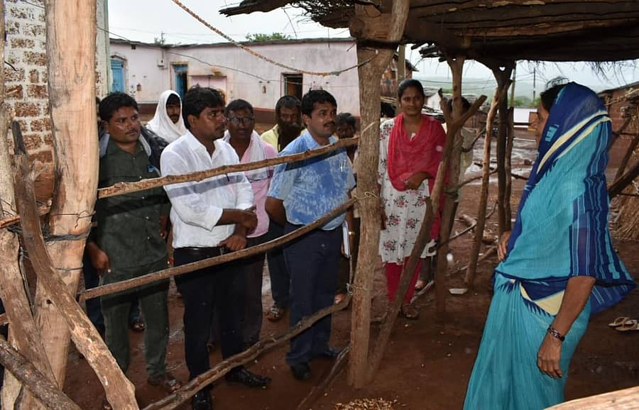 ಚಿಂಚೋಳಿ ತಾಲ್ಲೂಕಿನ ಶೇರಿಭಿಕನಳ್ಳಿ ತಾಂಡಾಗೆ ಮಂಗಳವಾರ ಭೇಡಿ ನೀಡಿದ ಅಧಿಕಾರಿಗಳು ಮಹಿಳೆಯರಿಂದ ಮಾಹಿತಿ ಪಡೆದರು