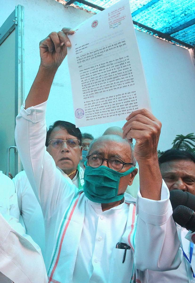 ದೂರಿನ ಪ್ರತಿಯನ್ನು ತೋರಿಸುತ್ತಿರುವ ದಿಗ್ವಿಜಯ್ ಸಿಂಗ್ –ಪಿಟಿಐ ಚಿತ್ರ