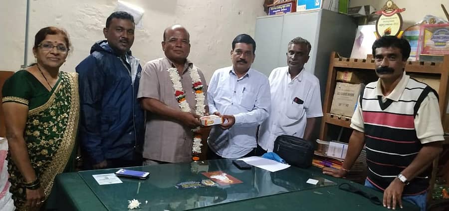 ಬೆಳಗಾವಿಯ ಡಿಡಿಪಿಐ ಕಚೇರಿಯಲ್ಲಿ ಜಿಲ್ಲಾ ದೈಹಿಕ ಶಿಕ್ಷಣ ಪರಿವೀಕ್ಷಣಾಧಿಕಾರಿಯಾಗಿ ಅಧಿಕಾರ ಸ್ವೀಕರಿಸಿದ ಎಂ.ಎಫ್. ಚಿಪ್ಪಲಕಟ್ಟಿ ಅವರನ್ನು ರಾಜ್ಯ ಸರ್ಕಾರಿ ಹಿರಿಯ ಹಾಗೂ ಪದವೀಧರೇತರ ಪ್ರಾಥಮಿಕ ಶಾಲಾ ಮುಖ್ಯಶಿಕ್ಷಕರ ಸಂಘ ಜಿಲ್ಲಾ ಘಟಕದ ಪದಾಧಿಕಾರಿಗಳು ಅಭಿನಂದಿಸಿದರು