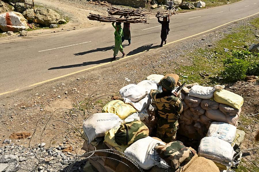 ಲೇಹ್ಗೆ ಸಂಪರ್ಕ ಕಲ್ಪಿಸುವ ರಸ್ತೆಯಲ್ಲಿ ನಿಗಾ ವಹಿಸಿರುವ ಬಿಎಸ್ಎಫ್ ಯೋಧರು–ಎಎಫ್ಪಿ ಚಿತ್ರ
