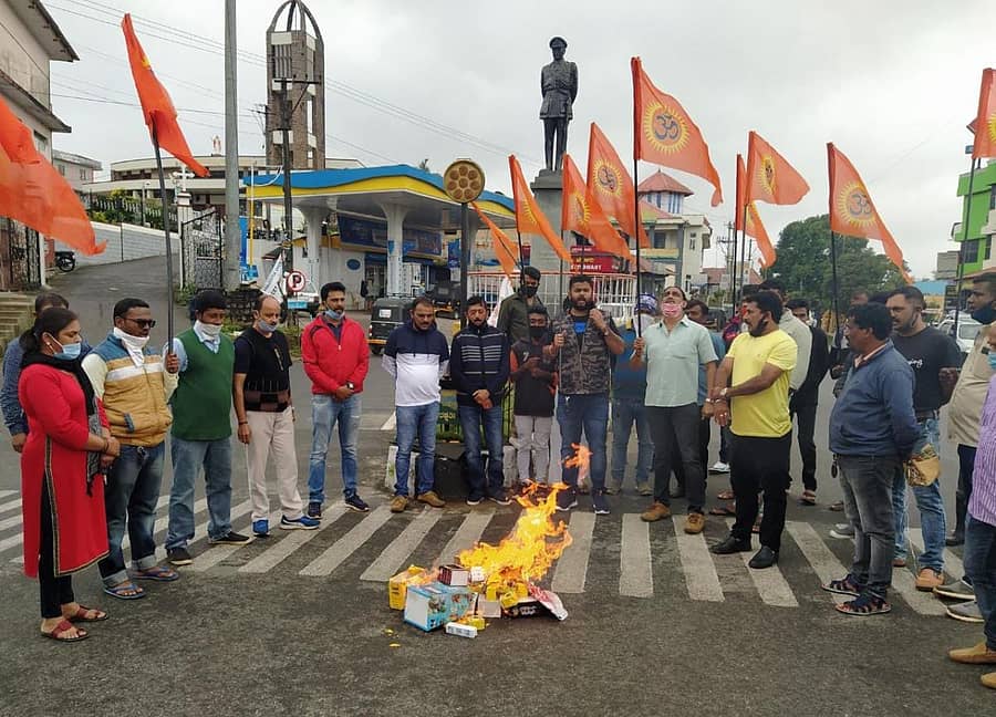 ಮಡಿಕೇರಿಯಲ್ಲಿ ಬುಧವಾರ ಹಿಂದೂ ಜಾಗರಣಾ ವೇದಿಕೆ ಕಾರ್ಯಕರ್ತರು ಚೀನಾ ವಸ್ತುಗಳನ್ನು ಸುಟ್ಟುಹಾಕಿ ಆಕ್ರೋಶ ವ್ಯಕ್ತಪಡಿಸಿದರು