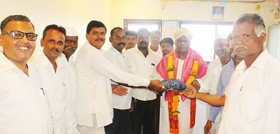 ಕೌಜಲಗಿ ಸಮೀಪದ ಬೆಟಗೇರಿ ಗ್ರಾಮದಲ್ಲಿ ಮಹಾಲಕ್ಷ್ಮಿ ಸೌಹಾರ್ದ ಸಹಕಾರಿ ಶಾಖೆಯ ಸಲಹಾ ಸಮಿತಿಯವರು ರಾಜ್ಯಸಭಾ ಸದಸ್ಯ ಈರಣ್ಣ ಕಡಾಡಿ ಅವರನ್ನು ಸನ್ಮಾನಿಸಿದರು