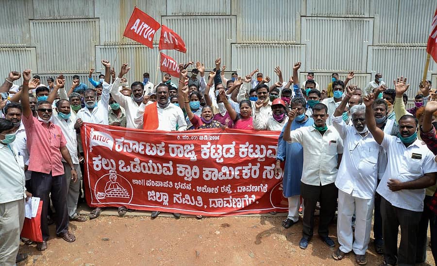 ಕಟ್ಟಡ ಕಾರ್ಮಿಕರ ಆನ್ಲೈನ್ ನೋಂದಣಿ ರದ್ದುಗೊಳಿಸುವುದು ಸೇರಿ ವಿವಿಧ ಬೇಡಿಕೆಗಳ ಈಡೇರಿಕೆಗೆ ಆಗ್ರಹಿಸಿ ರಾಜ್ಯ ಕಟ್ಟಡ ಕಟ್ಟುವ ಮತ್ತು ಕಲ್ಲು ಒಡೆಯುವ ಕ್ವಾರಿ ಕಾರ್ಮಿಕರ ಸಂಘದ ಆಶ್ರಯದಲ್ಲಿ ಕಾರ್ಮಿಕರು ದೇವರಾಜ ಅರಸು ಬಡಾವಣೆಯಲ್ಲಿರುವ ಕಾರ್ಮಿಕ ಕಚೇರಿ ಬಳಿ ಬುಧವಾರ ಪ್ರತಿಭಟನೆ ನಡೆಸಿದರು.