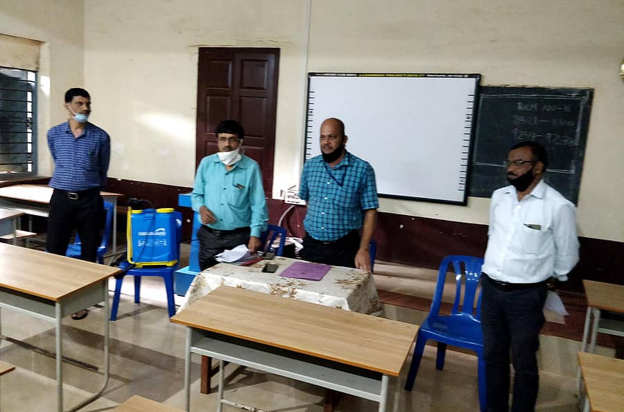 ಶಿರಸಿಯ ಮಾರಿಕಾಂಬಾ ಪ್ರೌಢಶಾಲೆಯಲ್ಲಿ ಜ್ವರಪೀಡಿತ ಮಕ್ಕಳಿಗೆ ಪರೀಕ್ಷೆ ಬರೆಯಲು ಸಿದ್ಧಪಡಿಸಿರುವ ವಿಶೇಷ ಕೊಠಡಿಯನ್ನು ಶಿಕ್ಷಣ ಇಲಾಖೆ ಪ್ರಮುಖರು ತೋರಿಸಿದರು