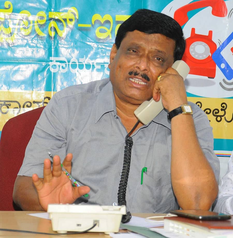 ವಿಜಯಪುರದ ಪ್ರಜಾವಾಣಿ ಕಚೇರಿಯಲ್ಲಿ ಬುಧವಾರ ಆಯೋಜಿಸಲಾಗಿದ್ದ ಫೋನ್ ಇನ್ ಕಾರ್ಯಕ್ರಮದಲ್ಲಿ ವಿದ್ಯಾರ್ಥಿಗಳ ಪ್ರಶ್ನೆಗಳಿಗೆ ಉತ್ತರಿಸುತ್ತಿರುವ ಸಾರ್ವಜನಿಕ ಶಿಕ್ಷಣ ಇಲಾಖೆ ಉಪ ನಿರ್ದೇಶಕ ಸಿ.ಪ್ರಸನ್ನಕುಮಾರ್–ಪ್ರಜಾವಾಣಿ ಚಿತ್ರ: ಸಂಜೀವ ಅಕ್ಕಿ