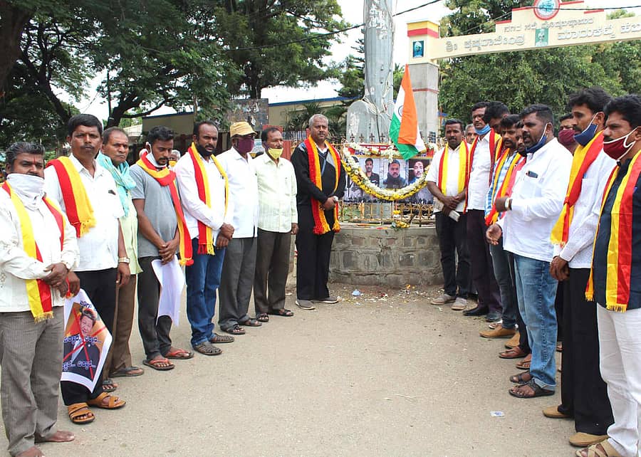 ಹುತಾತ್ಮ ಯೋಧರಿಗೆ ಕರ್ನಾಟಕ ರಕ್ಷಣಾ ವೇದಿಕೆ ಪ್ರವೀಣ್ ಕುಮಾರ್ ಶೆಟ್ಟಿ ಬಣದ ವತಿಯಿಂದ ನಮನ ಸಲ್ಲಿಸಲಾಯಿತು