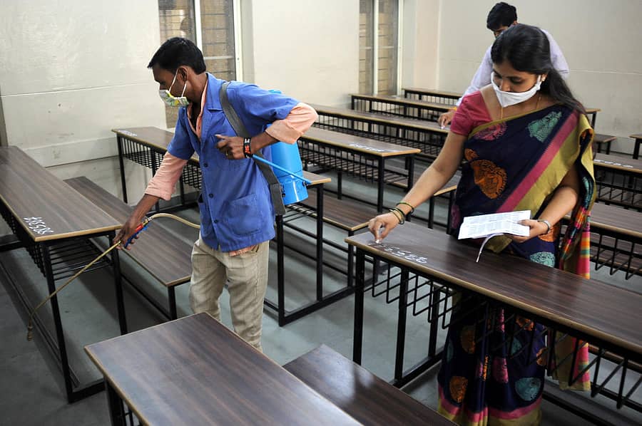 ಬೆಂಗಳೂರಿನ ಶೇಷಾದ್ರಿಪುರಂ ಕಾಲೇಜ್‌ನ ಪರೀಕ್ಷಾ ಕೊಠಡಿಯೊಂದರಲ್ಲಿ ಬುಧವಾರ ಸೋಂಕು ನಿವಾರಕ ಸಿಂಪಡಣೆ ಸಹಿತ ದ್ವಿತೀಯ ಪಿಯು ಪರೀಕ್ಷೆಗೆ ಸಿದ್ಧತೆ ನಡೆಯಿತು –ಪ್ರಜಾವಾಣಿ ಚಿತ್ರ