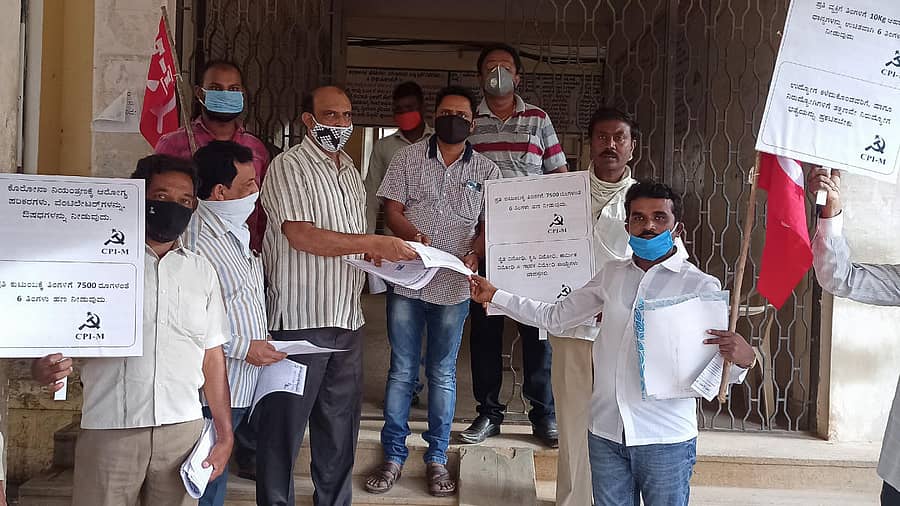 ಹೊಸಕೋಟೆಯಲ್ಲಿ ಸಿ ಪಿ ಐ ಎಂ ಪಕ್ಷದ ಕಾರ್ಯಕರ್ತರು ತಹಶಿಲ್ದಾರ್ ಅವರಿಗೆ ಕೇಂದ್ರ ಸರ್ಕಾರದ ವೈಪಲ್ಯಗಳನ್ನು ವಿರೋದಿಸಿ ಮನವಿ ಪತ್ರ ನೀಡಿದರು.